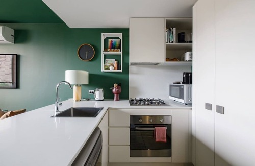 Collingwood Apartamento | Evergreen Oasis Poolside Living on Stanley Street