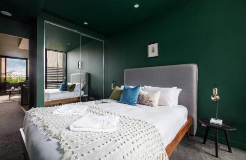 Collingwood Apartamento | Evergreen Oasis - Poolside Living on Stanley Street