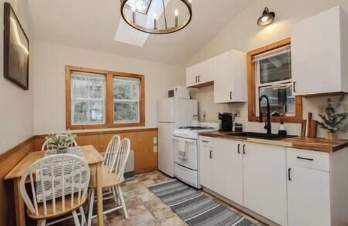 Lincoln Casa | EverHaus Cabin by the Brook - Harvard Brook Cabins
