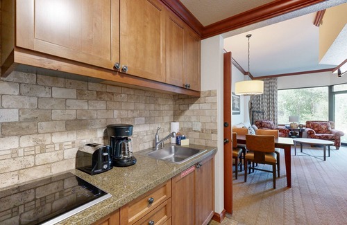 Olympic Valley Condominio | Everline Resort & Spa adjoining condos with pool, hot tub, ski-in/ski-out locale