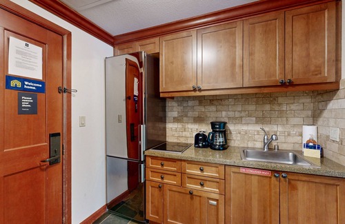 Olympic Valley Condominio | Everline Resort & Spa adjoining condos with pool, hot tub, ski-in/ski-out locale