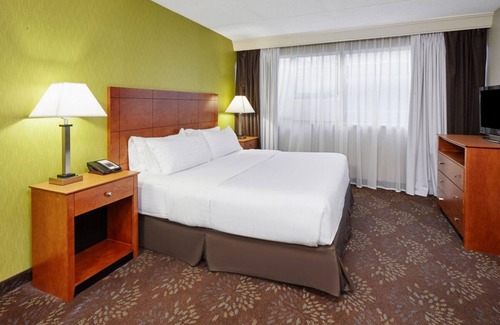 Matteson Casa | Everthing Illinois has to offer at Your Arms Reach! Onsite Dining, Free Parking