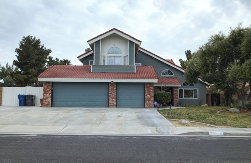 Ridgecrest Casa | Everthing you could ask for and more,Spacious 4-bedroom house located in a de