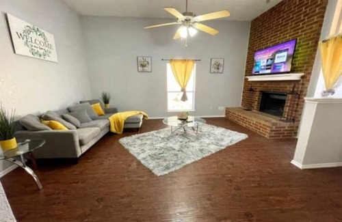Arlington Casa | Enjoy easy access to everything in the Entertainment District from our home base