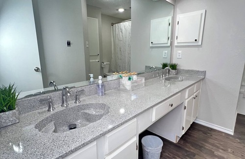 Arlington Casa | Enjoy easy access to everything in the Entertainment District from our home base