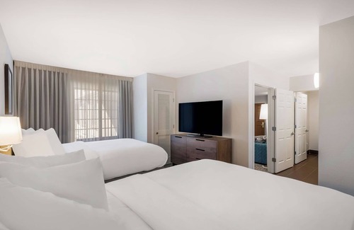 Sorrento Valley Hotel | Everything You Need For The Perfect Vacation! Heated Outdoor Pool, Pets Allowed!