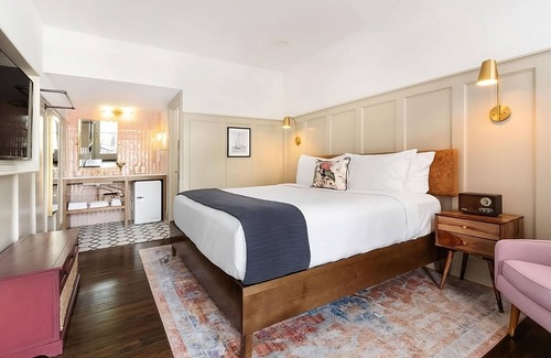 Wilmington Historic District Hotel | Everything You Need For The Perfect Vacation! Swimming Pool, Pets Are Welcome!