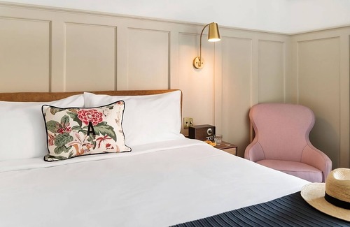 Wilmington Historic District Hotel | Everything You Need For The Perfect Vacation! Swimming Pool, Pets Are Welcome!