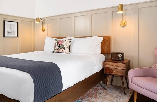 Wilmington Historic District Hotel | Everything You Need For The Perfect Vacation! Swimming Pool, Pets Are Welcome!