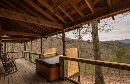 Townsend Cabina | Evie's Mountain Castle 2 Bedroom Cabin by RedAwning