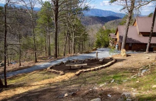Townsend Cabina | Evie's Mountain Castle 2 Bedroom Cabin by RedAwning