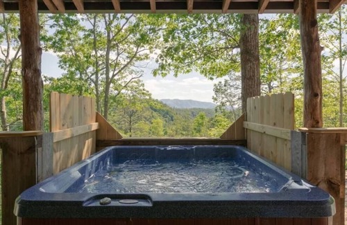 Townsend Cabina | Evie's Mountain Castle: Pet Friendly, Free Attraction Tickets, Hot Tub & Close to Cades Cove