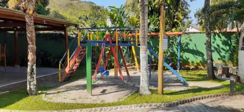 Juquehy Casa | Excelente casa em condomínio fechado em Juquehy. 2 suítes, ar, piscina comum.