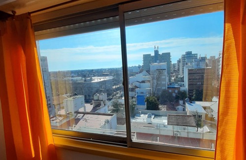 La Perla Apartamento | Excelente departamento en un piso alto de la ciudad a solo 200mts de la playa.