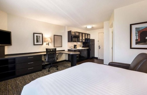 Brentwood Casa | Excellent Choice! Pet-friendly Unit, Full Kitchen, Private Parking!