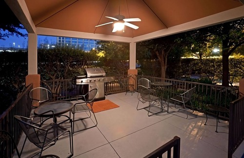Dallas Apartamento | Excellent Choice! Spacious and Pet-friendly Unit with Fully-equipped Kitchen!