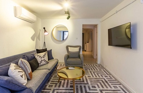 Cihangir Apartamento | Excellent Flat with Lovely Backyard in Cihangir