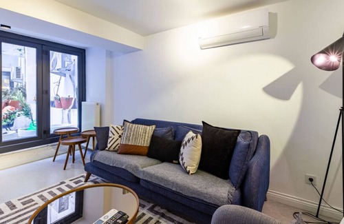 Cihangir Apartamento | Excellent Flat with Lovely Backyard in Cihangir