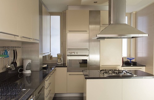 Gemeses Casa | Excelente casa en condominio de lujo.