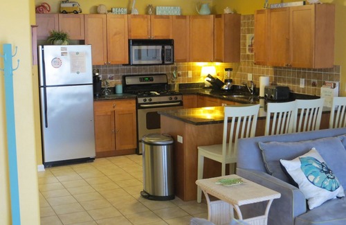 Wildwood Condominio | ¡Buena ubicación! 3BR / 3BA - 1 1/2 bloques a la playa, tablas y centro de conv.