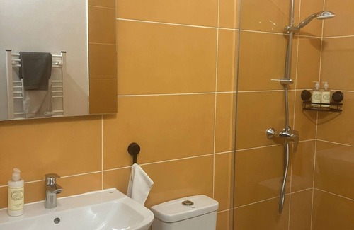 Praia da Vitoria Casa | Excellent space 5 minutes from the sea and the airport House restored in 2025