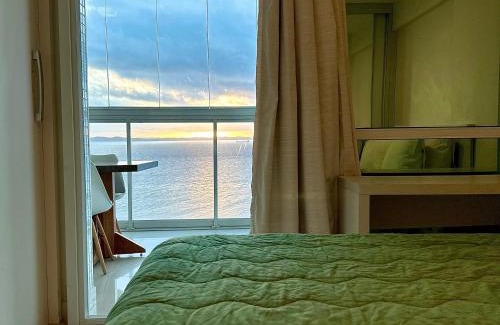 Dois de Julho Apartamento | Excepcional Apartamento Vista Mar -Cloc Por do Sol na praia, frete Mar