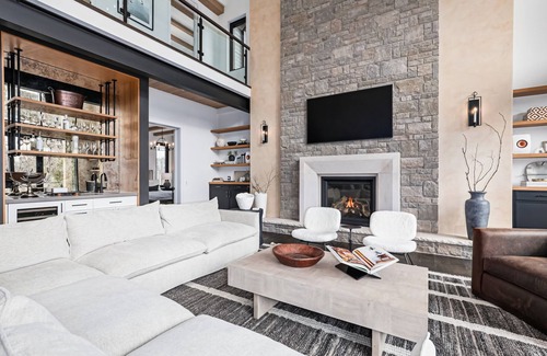 The Blue Mountains Chalet De Esquí | Exceptional Summer Escape Steps To Georgian Bay Beach and a Pool!