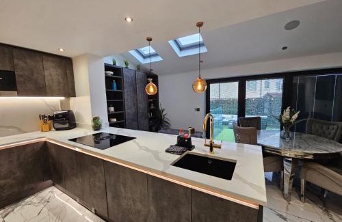 Hanham Casa | Exceptional 3 Bedroom House with Hot Tub