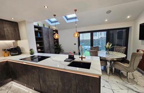 Hanham Casa | Exceptional 3 Bedroom House with Hot Tub