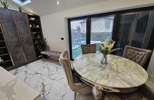 Hanham Casa | Exceptional 3 Bedroom House with Hot Tub