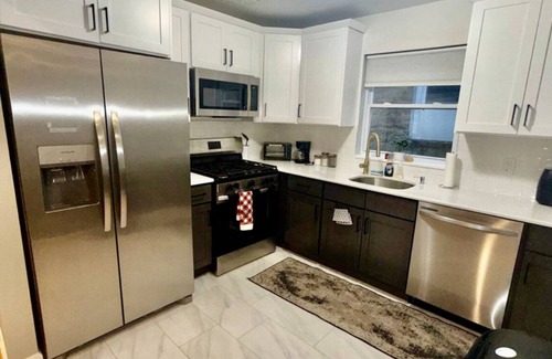 Irvington Apartamento | Cozy 3-bedroom retreat with Parking close to EWR, NYC that sleeps up to 8.