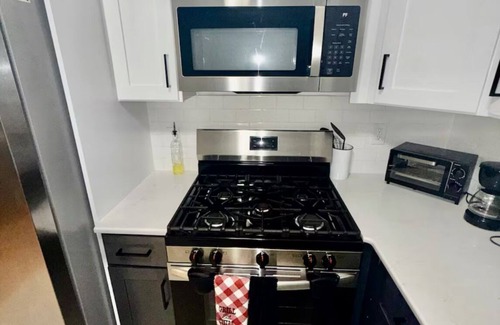 Irvington Apartamento | Cozy 3-bedroom retreat with Parking close to EWR, NYC that sleeps up to 8.