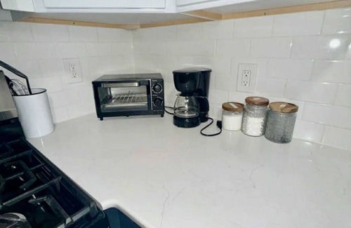 Irvington Apartamento | Cozy 3-bedroom retreat with Parking close to EWR, NYC that sleeps up to 8.