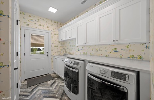 Stone Harbor Casa | Exceptional 6 bed/6 bath stunner just steps away from the beach