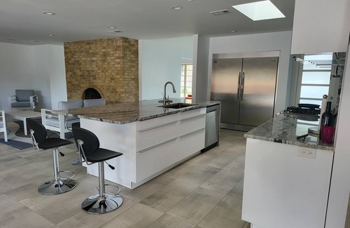 Fort Worth Casa | Exceptional contemporary w/ pool, near stadiums, TCU and hospitals