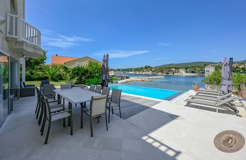 Bandol Villa | EXCEPCIONAL villa de lujo, pies en el agua en la playa de Renecros