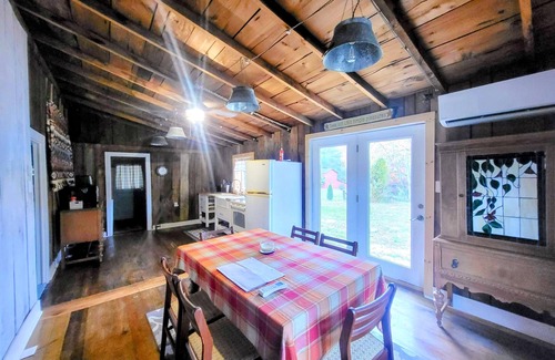 Fayetteville Casa | EXCEPTIONAL ! Modern Comfort in Historic Fayetteville Home 3 BR 2 Bath @ NRG