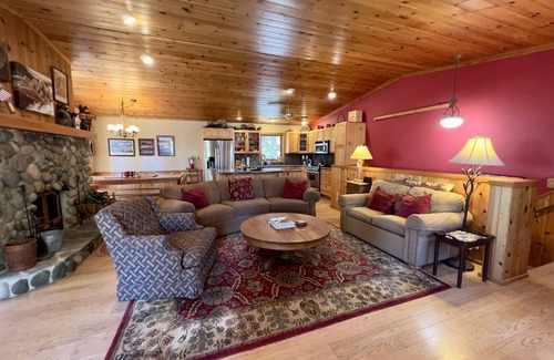 Carnelian Bay Casa | Excepcional No. Lake Tahoe Retreat / Charney Chalet / Hot Tub / Dogs OK / NUEVO VIDEO!