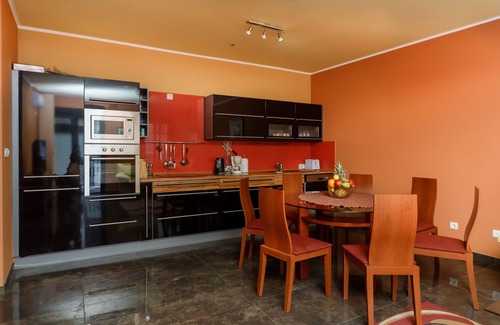 Dobrota Apartamento | Apartamento exclusivo de 2 dormitorios con piscina compartida y vistas a la bahía de Kotor.