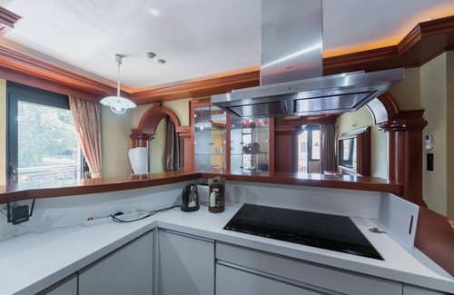 Dobrota Apartamento | Exclusivo apartamento de 2 dormitorios con vistas al mar y piscina.