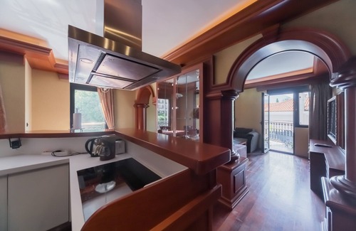 Dobrota Apartamento | Exclusivo apartamento de 2 dormitorios con vistas al mar y piscina.