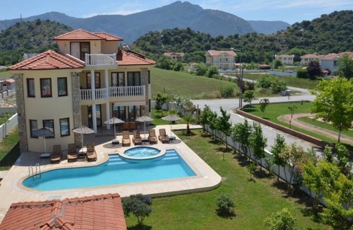 Dalyan City Center Villa | Exclusiva Villa de 4 dormitorios con piscina privada con vistas a las tumbas de roca