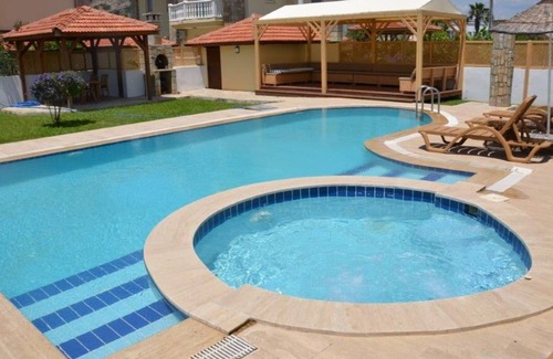 Dalyan City Center Villa | Exclusiva Villa de 4 dormitorios con piscina privada con vistas a las tumbas de roca