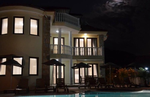 Dalyan City Center Villa | Exclusiva Villa de 4 dormitorios con piscina privada con vistas a las tumbas de roca