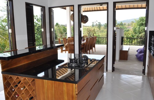 Kayu Putih Villa | ¡Exclusiva villa de 5 estrellas con vistas de 365 ° al mar, montañas y arrozales!