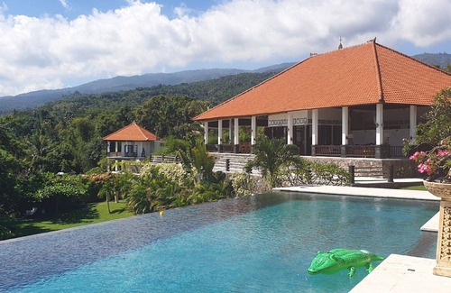 Kayu Putih Villa | ¡Exclusiva villa de 5 estrellas con vistas de 365 ° al mar, montañas y arrozales!