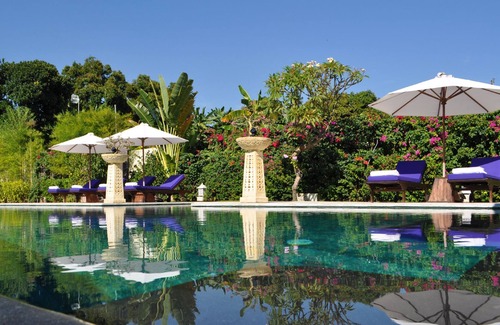 Kayu Putih Villa | ¡Exclusiva villa de 5 estrellas con vistas de 365 ° al mar, montañas y arrozales!