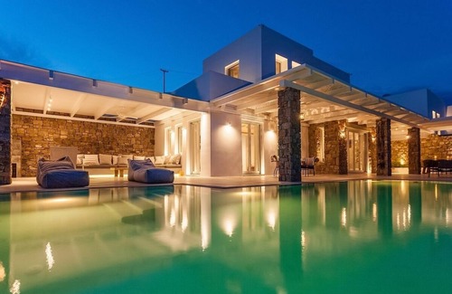 Elia Villa | Exclusiva villa de 7 dormitorios con piscina privada, jacuzzi, gimnasio, impresionantes vistas al mar a 300 ma la playa de Elia