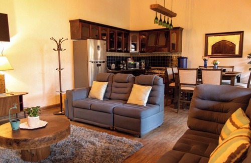 Jocotenango Casa | Condominio Exclusivo y Colonial, Jacuzzi Privado, Terraza, Jardin