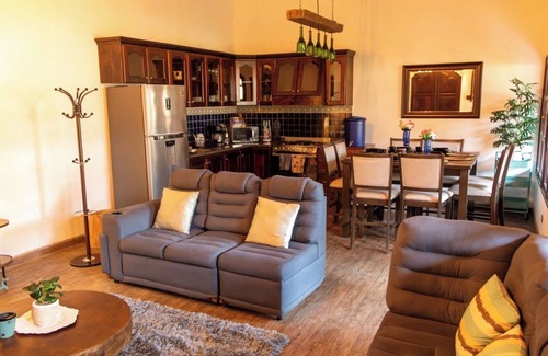 Jocotenango Casa | Condominio Exclusivo y Colonial, Jacuzzi Privado, Terraza, Jardin